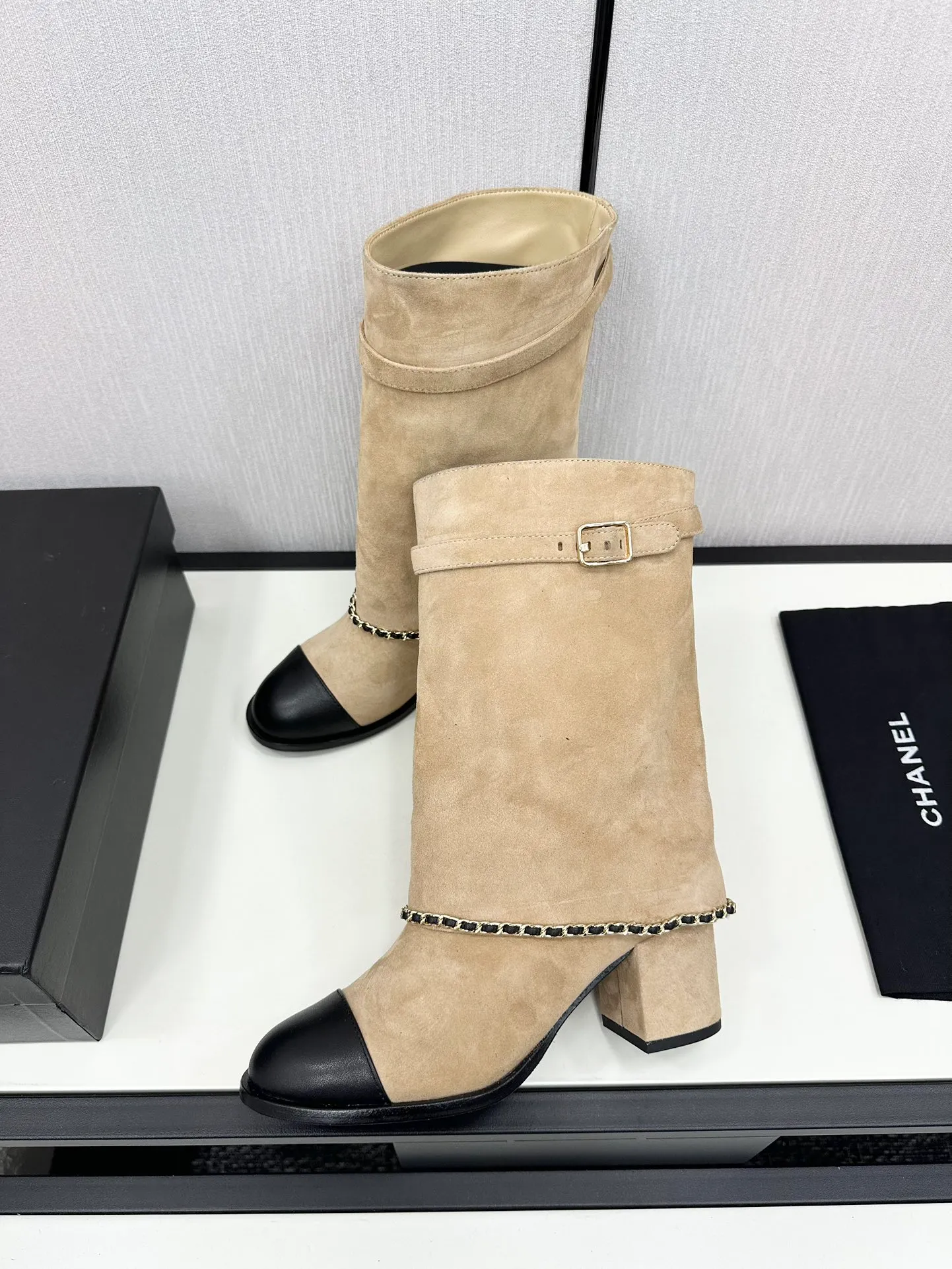 👟👟Ex-factory price 740👟👟Chanel🆕 24b new double c autumn and winter boots Chanel autumn and winter heavy industry explosive short boots🔥 Xiaohongshu highly recommends this style, it looks good with any combination, a must-have for fashion, Ms. Chanel loves simple and irresistible styles💋Coloring shows a unique style, free mix and match to shine⚡️Follow the fashionable steps of the tight-flavored grandma! ! ! Enlarge the exquisite details to see ✔Original molded hardware buckle ✔Top version made by purchasing agent★The upper is made of original Yangjing cowhide, sheepskin lining, sheepskin feet, code number 35-40 (40, 41 customization is not returnable)